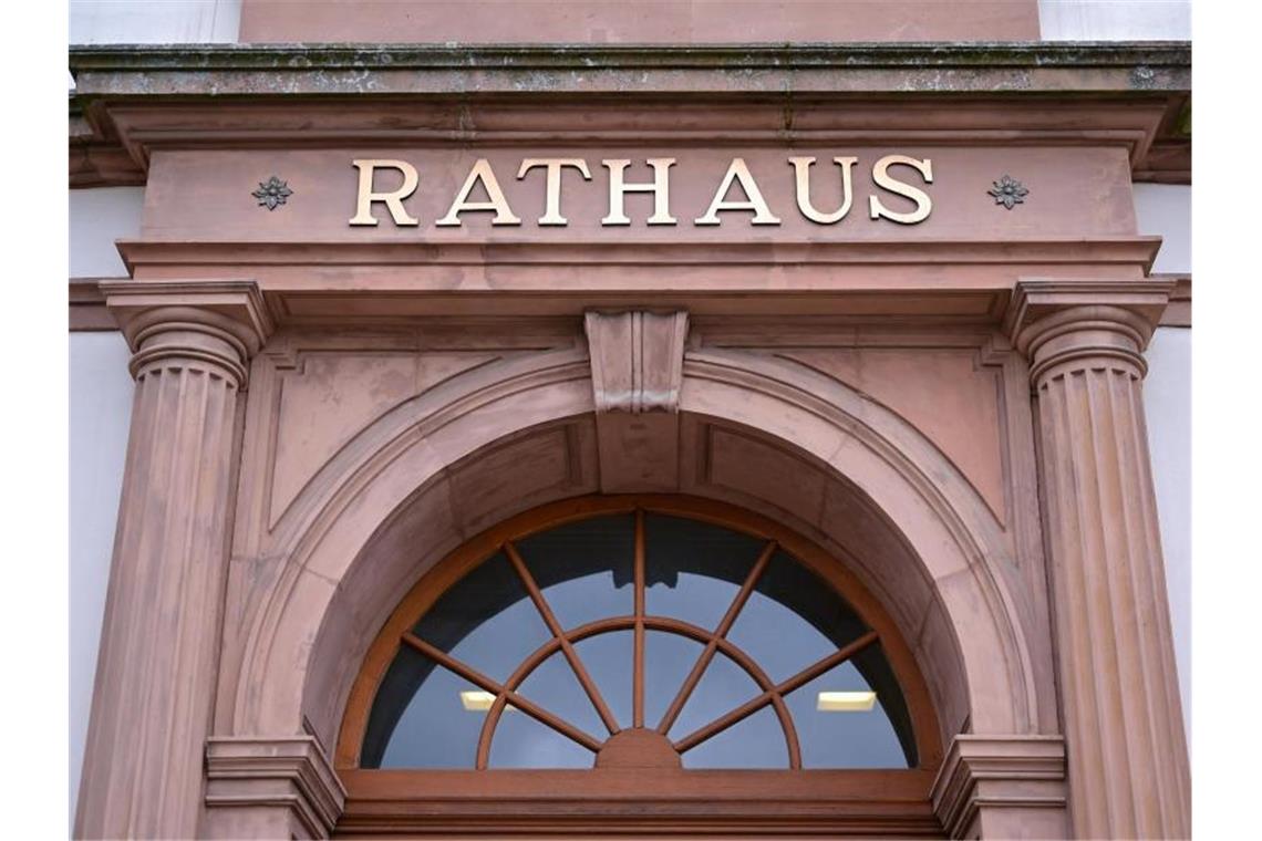 Bayern zahlt nicht für verschuldete Kommunen anderer Länder Blick auf das Rathaus von Pirmasens. Die kreisfreie Stadt in Rheinland-Pfalz war laut Finanzreport der Bertelsmann Stiftung die Kommune mit dem höchsten Kassenkredit je Einwohner 2017. Foto: Uwe Anspach/dpa