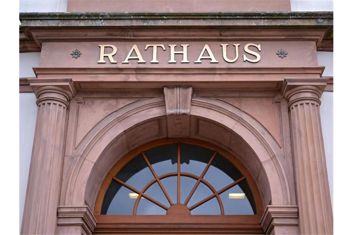 Blick auf das Rathaus von Pirmasens. Die kreisfreie Stadt in Rheinland-Pfalz war laut Finanzreport der Bertelsmann Stiftung die Kommune mit dem höchsten Kassenkredit je Einwohner 2017. Foto: Uwe Anspach/dpa