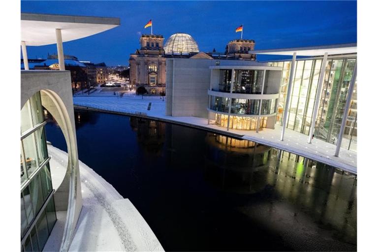 Blick auf das Regierungsviertel mit dem Reichstagsgebäude, dem Elisabeth-Lüders-Haus (l.) und dem Paul-Löbe-Haus (r.). Foto: Kay Nietfeld/dpa