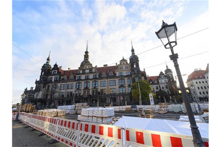 Blick auf das Residenzschloss in Dresden. Knapp ein Jahr nach dem Kunstraub im Grünen Gewölbe hat die Polizei in Berlin Tatverdächtige festgenommen. Foto: Robert Michael/dpa-Zentralbild/dpa