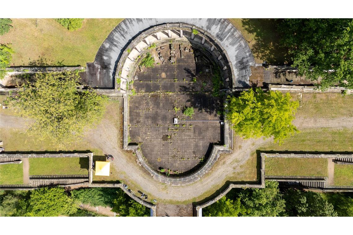Blick auf das Römische Bad (Luftaufnahme mit einer Drohne). Das seit zehn Jahren gesperrte Bad unterhalb des Schlosses Albrechtsberg im spätklassizistischen Stil wird denkmalgerecht saniert.