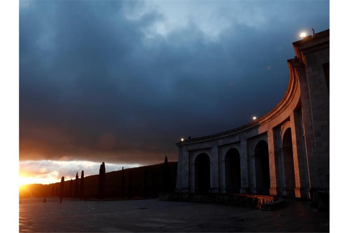 Blick auf das „Tal der Gefallenen“. 44 Jahre nach seinem Tod werden die Überreste des spanischen Ex-Diktators Francisco Franco aus seinem grandiosen Mausoleum außerhalb Madrids ausgegraben und in eine kleine Familiengruft gebracht. Foto: Emilio Naranjo/Pool EFE/Europa Press/dpa