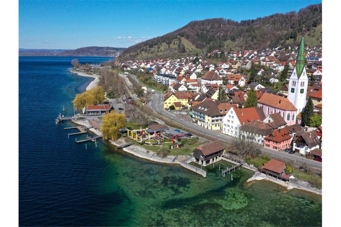Wasserverlust in Sipplingen: Wo sind die 66 000 Kubikmeter? Blick auf das Ufer des Bodensees (Drohnenaufnahme). Foto: Felix Kästle/dpa/Archivbild
