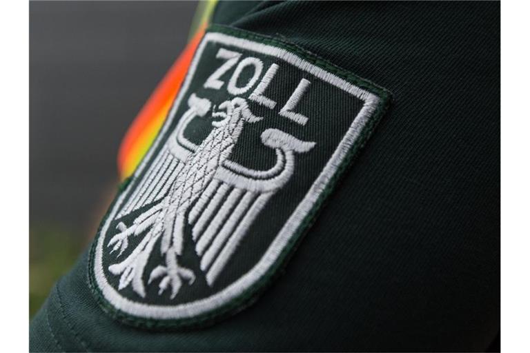 Blick auf das Wappen des Zolls. Foto: picture alliance / dpa/Symbolbild