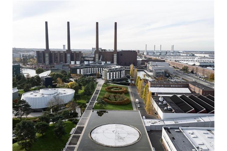 Blick auf das Werksgelände von Volkswagen. Bei der neuen Fabrik für das künftig zentrale VW-Modell Trinity im Großraum Wolfsburg zeichnet sich ein Standort unmittelbar am Stammwerk ab. Foto: Swen Pförtner/dpa