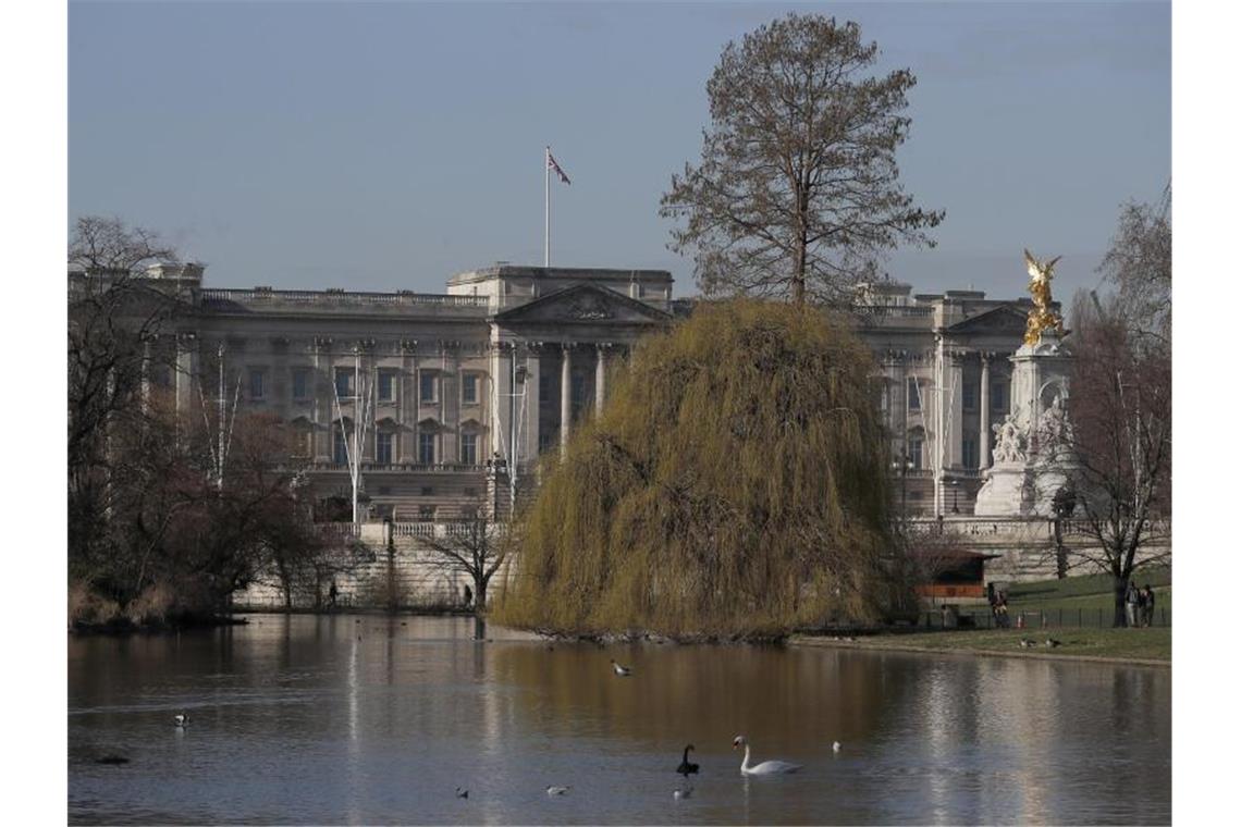 Bericht über Krisentreffen im Palast Blick auf den Buckingham Palace. Foto: Frank Augstein/AP/dpa