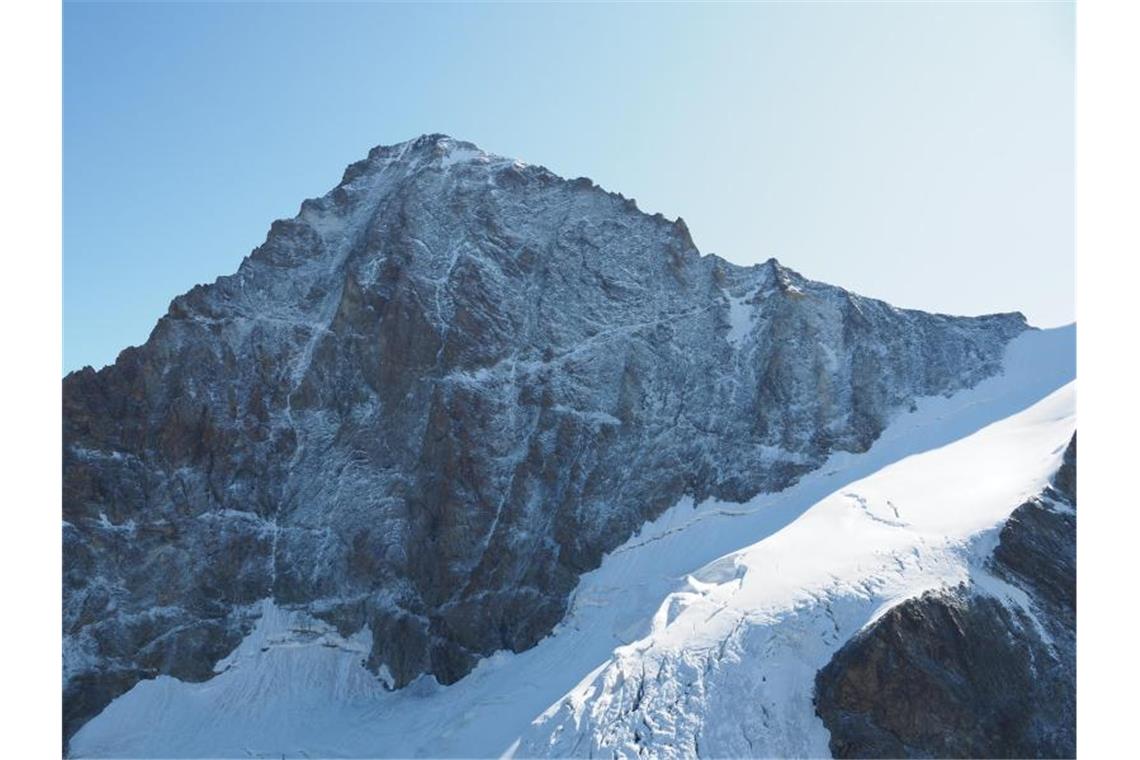 Blick auf den Dent Blanche. Zwei deutsche Alpinisten sind an dem knapp 4357 Meter hohen Berg in den Tod gestürzt. Foto: Kantonspolizei Wallis/Keystone
