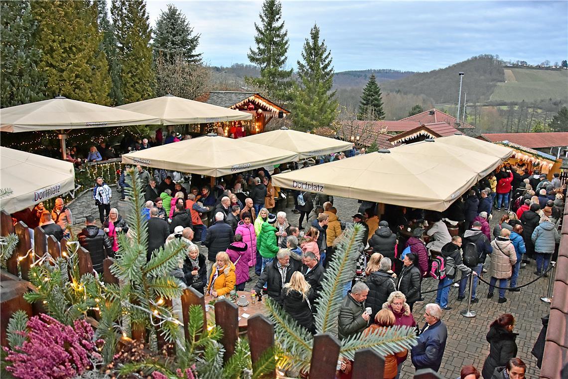 Blick auf den Dorfplatz in der Hotelanlage. 