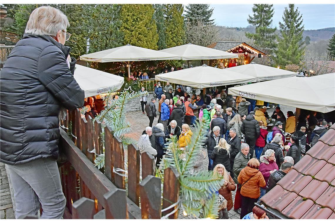 Blick auf den Dorfplatz in der Hotelanlage. 