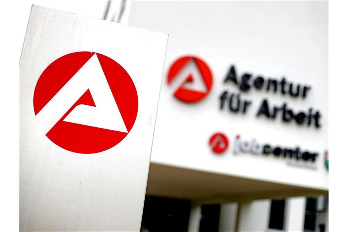 Nachfrage nach Arbeitskräften wieder leicht gestiegen Blick auf den Eingang der Agentur für Arbeit und das Job Center. Foto: Jan Woitas/dpa-Zentralbild/dpa