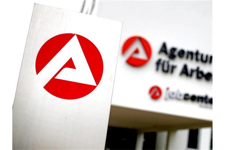 Blick auf den Eingang der Agentur für Arbeit und Job Center. Foto: Jan Woitas/dpa-Zentralbild/dpa/Symbolbild