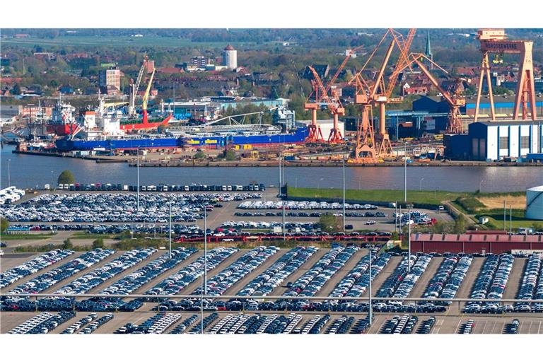 Blick auf den Emder Hafen: Die deutsche Wirtschaft bleibt trotz Aufhellung fragil.
