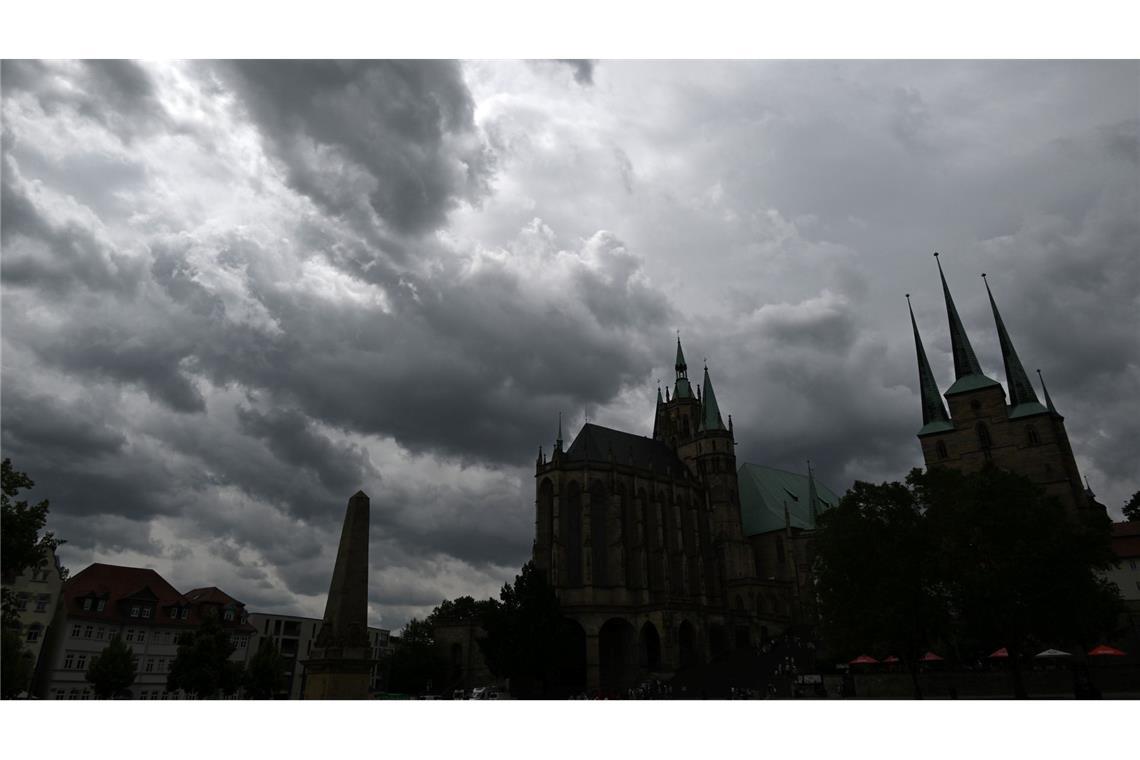 Wetter in Deutschland beruhigt sich - doch es bleibt windig Blick auf den Erfurter Domplatz. Nach einem Montag mit starken Unwettern bleibt es am Dienstag wolkig, dafür wird es etwas milder.