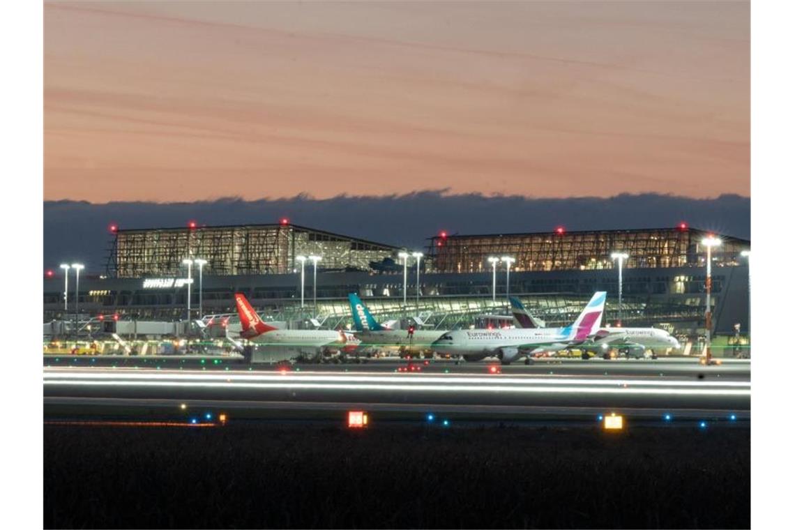 Flughafen Stuttgart will synthetisches Kerosin herstellen Blick auf den Flughafen Stuttgart. Foto: Bernd Weißbrod/dpa/Archivbild
