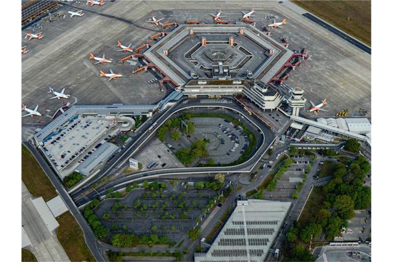 Blick auf den Flughafen Tegel. Als Schließungstermin gilt der 15. Juni. Foto: Tino Schöning/dpa