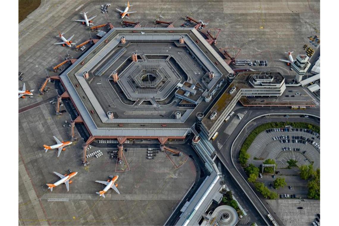 Blick auf den Flughafen Tegel. Der Berliner Flughafen Tegel hat auch in seinem letzten vollständigen Betriebsjahr Gewinn abgeworfen. Foto: Tino Schöning/dpa