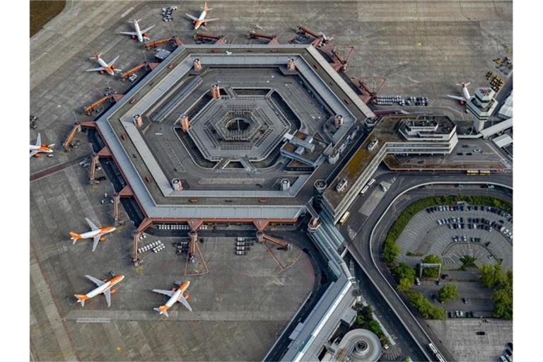 Blick auf den Flughafen Tegel. Foto: Tino Schöning/dpa