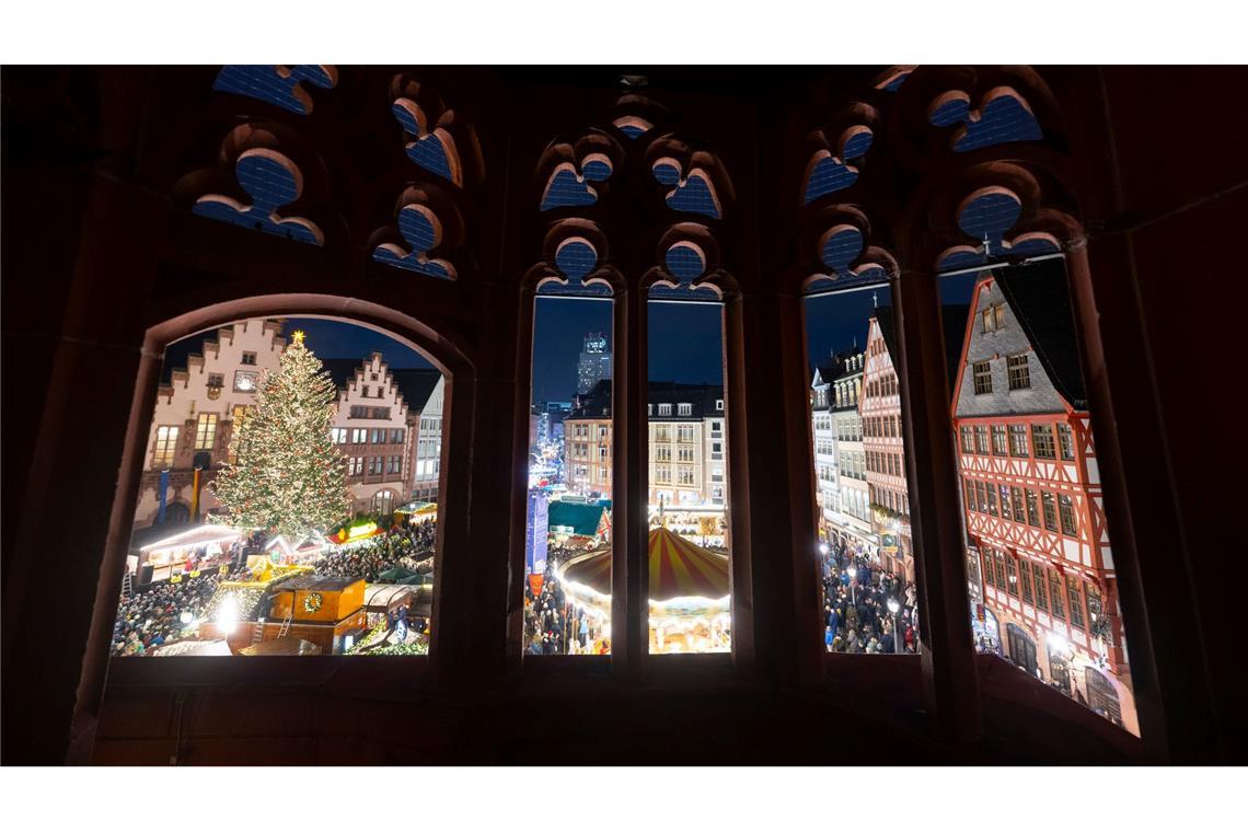 Blick auf den Frankfurter Weihnachtsmarkt auf dem Römerberg.