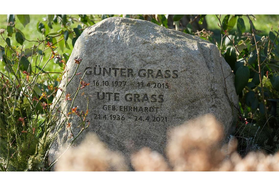 Zwischen Erinnerung und Engagement: Günter Grass heute Blick auf den Grabstein auf der Grabstätte von Günter Grass auf dem Friedhof Behlendorf.