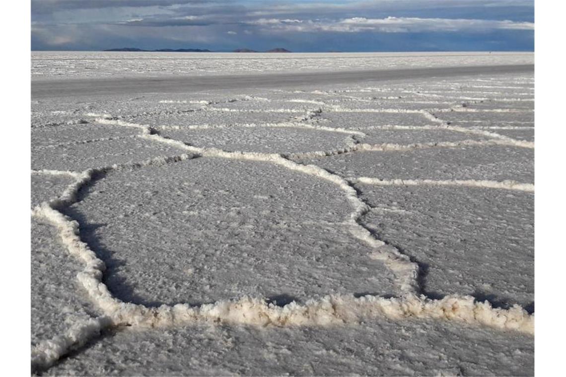 Blick auf den größten Salzsee der Welt, den Salar de Uyuni, im bolivianischen Hochland. Foto: Georg Ismar/dpa