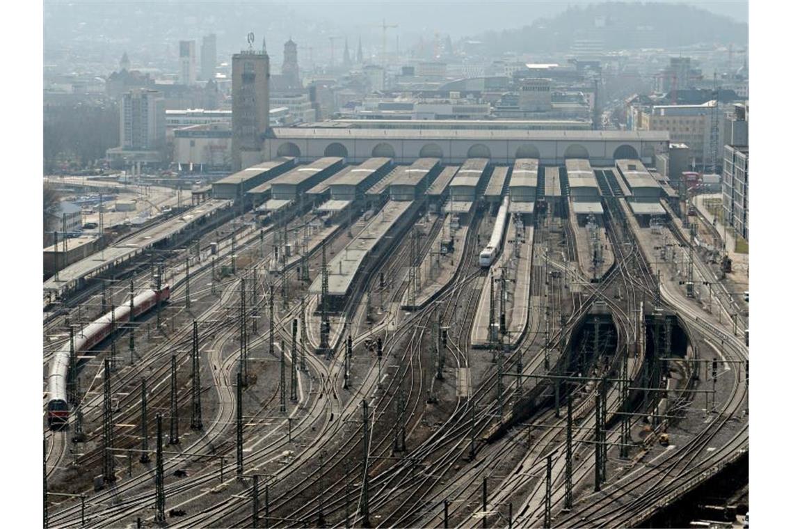 Mehr Strecken zum Fahrplanwechsel: Mangel an Lokführern Blick auf den Hauptbahnhof in Stuttgart. Foto: Franziska Kraufmann/dpa