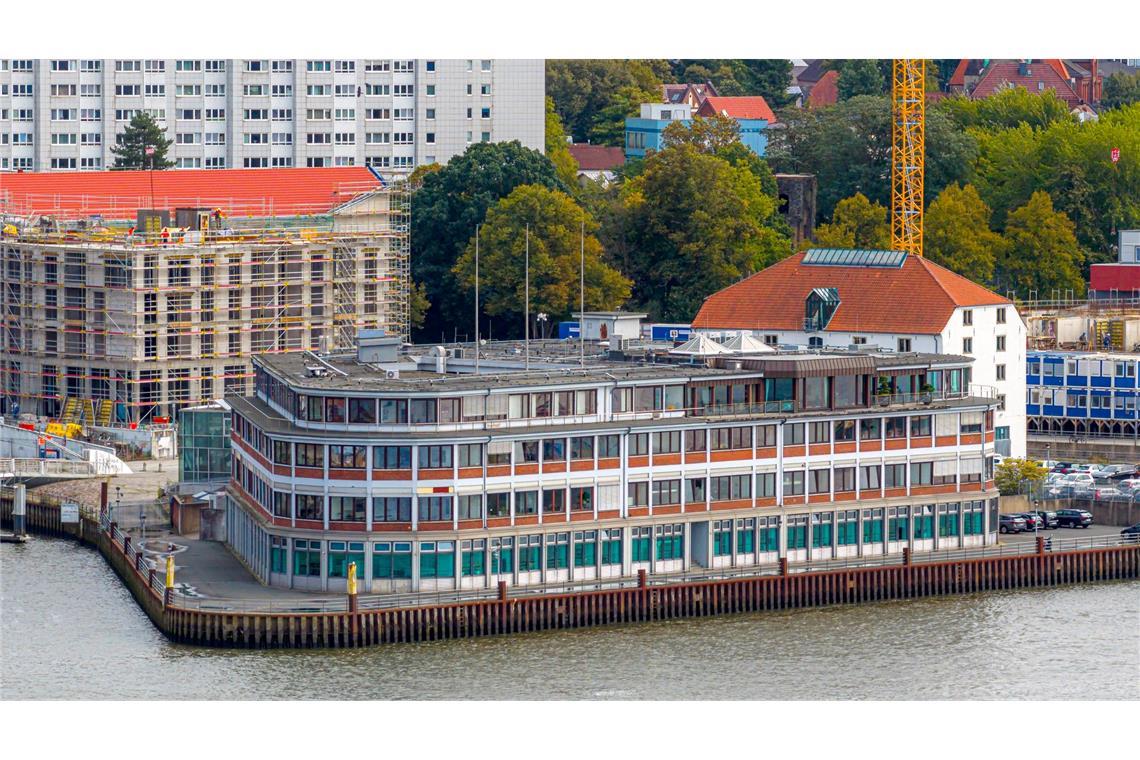 Blick auf den Hauptsitz von Naval Vessels Lürssen (NVL) an der Weser in Bremen.