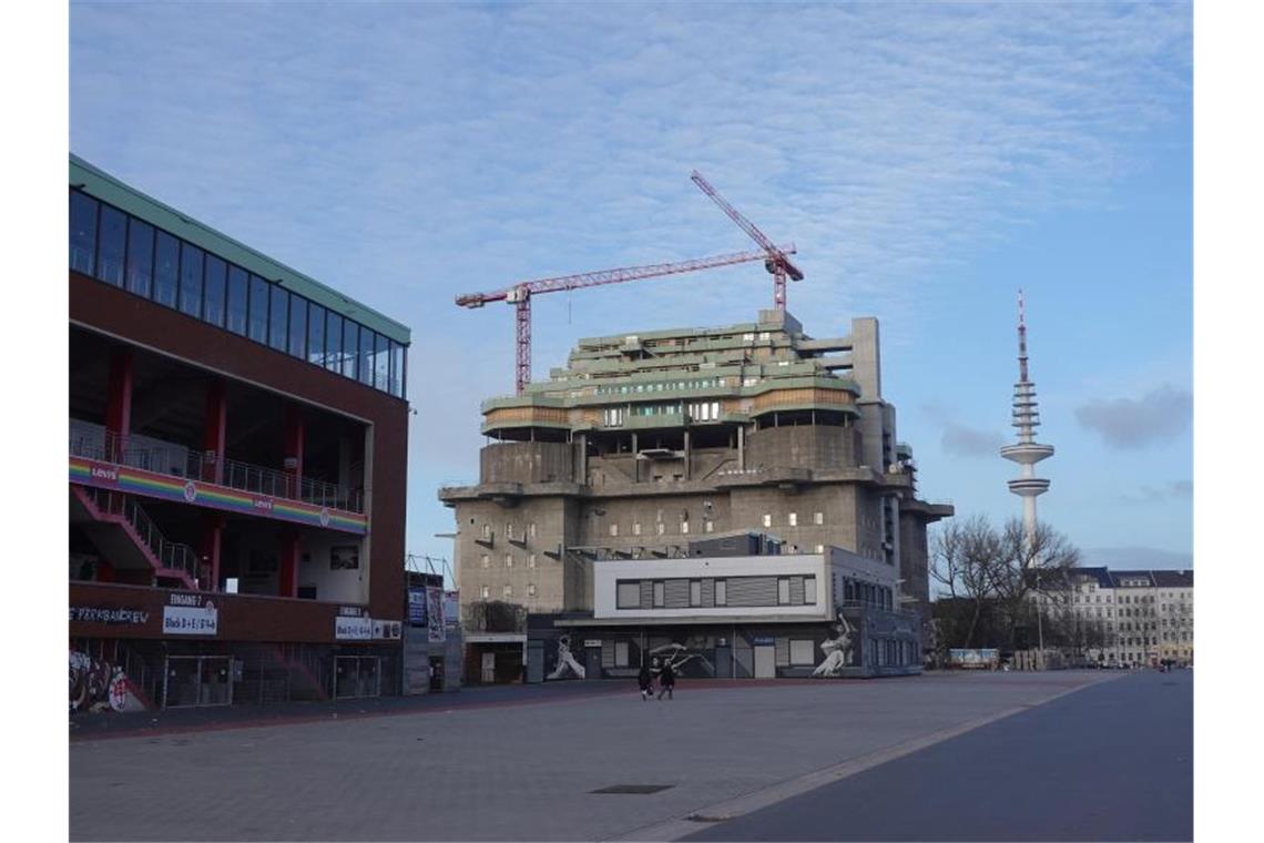 Neues Wahrzeichen für Hamburg - Der Bunker wird grün Blick auf den Hochbunker an der Feldstraße in Hamburg. Foto: Marcus Brandt/dpa