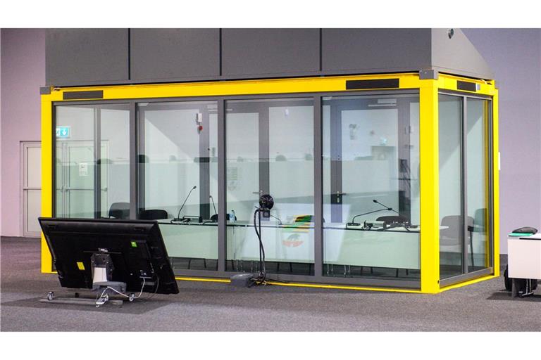 Blick auf den leeren Glaskasten im Gerichtssaal des temporären Gerichtsgebäudes vom Landgericht Magdeburg, in dem normalerweise der Todesfahrer vom Magdeburger Weihnachtsmarkt sitzt.