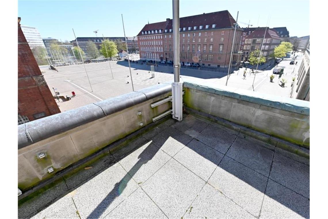 Blick auf den leeren Rathausbalkon in Kiel. Normalerweise feiern hier die Spieler des THW den Meistertitel. Foto: Carsten Rehder/dpa