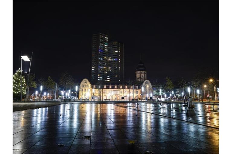 Blick auf den menschenleeren Alten Meßplatz. Foto: Uwe Anspach/dpa