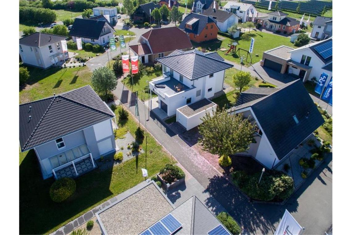 Blick auf den Musterhauspark im Schkeuditzer Ortssteil Dölzig mit unterschiedlichen Fertighäusern. Foto: Jan Woitas/dpa-Zentralbild/dpa/Archivbild