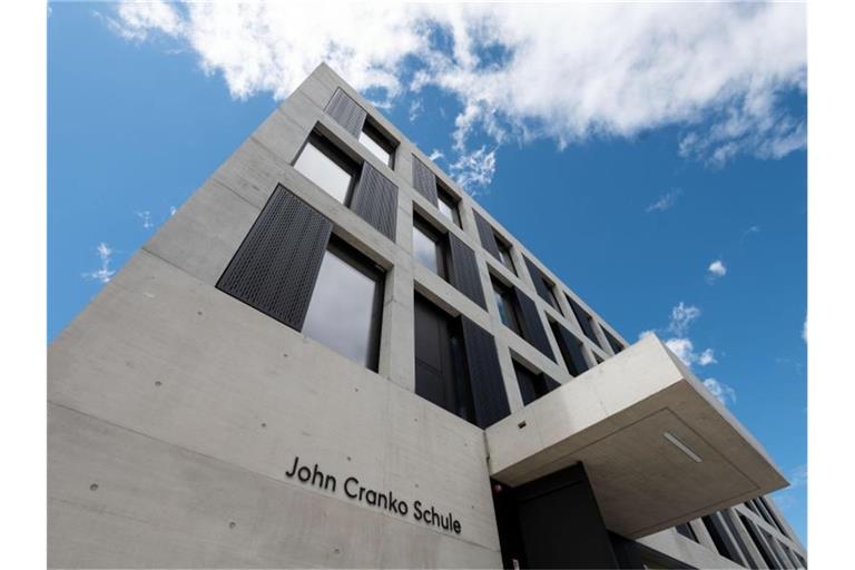 Blick auf den Neubau, in dem sich die John-Cranko-Schule befindet. Foto: Marijan Murat/dpa