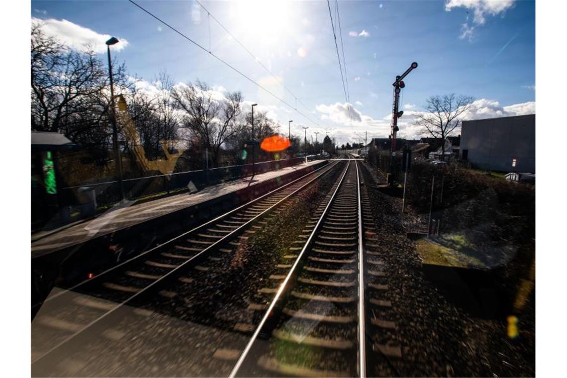 Strecke zwischen Wörth und Karlsruhe bleibt vorerst gesperrt Blick auf den Oberbau vor einem Bahnhof. Foto: Philipp von Ditfurth/dpa/Symbolbild