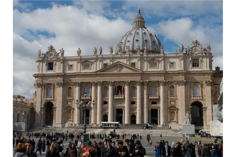 Blick auf den Petersdom im Vatikan: Bei dem neuen Finanzskandal geht es unter anderem um Gelder aus dem sogenannten Peterspfennig - einer Kollekte, die jedes Jahr in den Kirchen weltweit für den Papst gesammelt wird. Foto: Marijan Murat/dpa