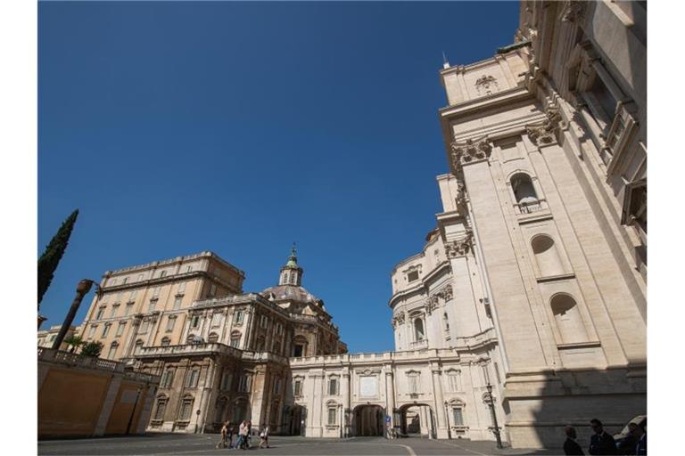 Blick auf den Petersdom im Vatikan. Das kirchliche Dokument namens „Als Mann und Frau schuf er sie“ wendet sich gegen eine vermeintliche Tendenz, „die Unterschiede zwischen Mann und Frau auszulöschen, indem man sie als bloße historisch-kulturelle Konditionierung versteht“. Foto: Daniel Karmann