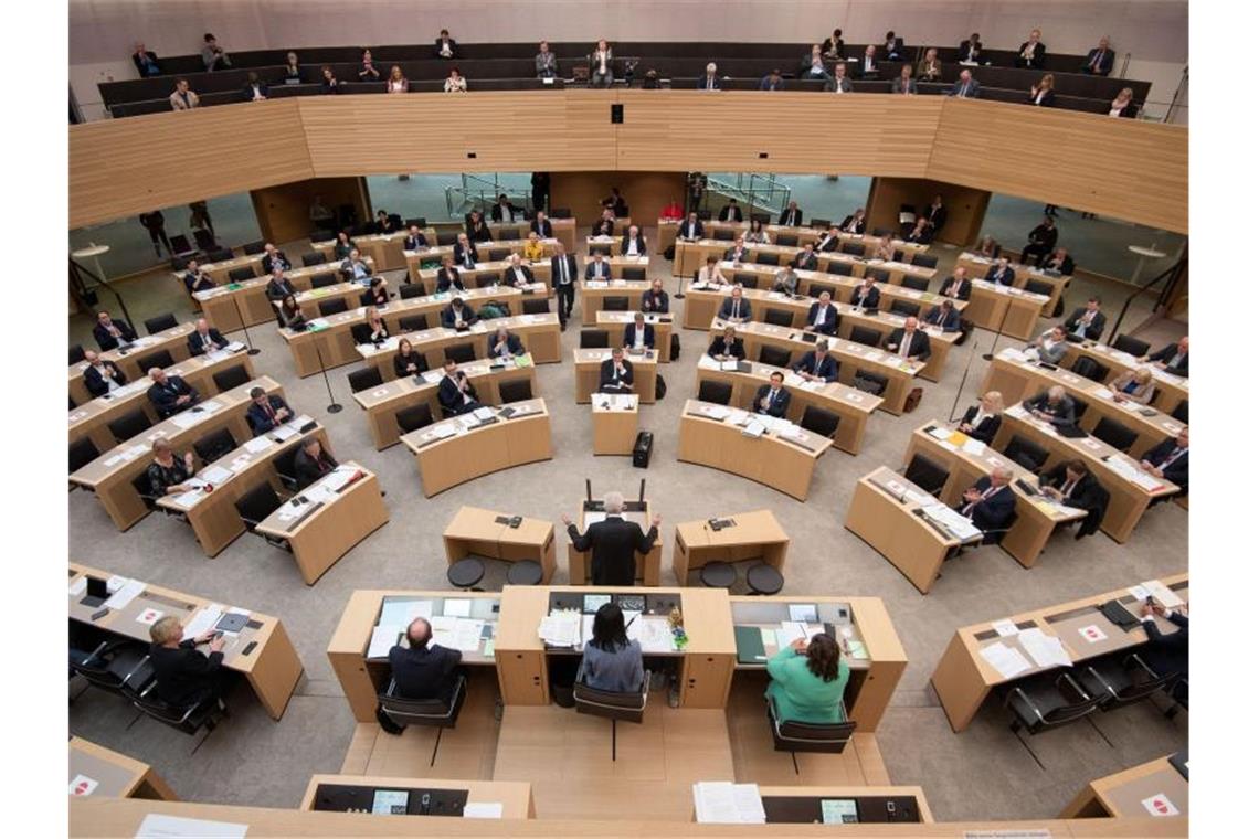 Kretschmanns Corona-Appell: Mit der Pandemie leben lernen Blick auf den Plenarsaal des Landtags von Baden-Württemberg. Foto: Marijan Murat/dpa