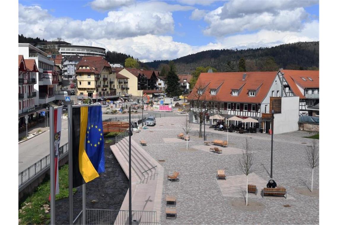 Blick auf den Rathausplatz in Bad Herrenalb. Foto: Uli Deck/dpa/Archivbild