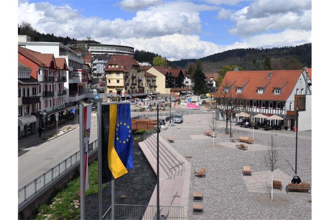 Blick auf den Rathausplatz in Bad Herrenalb. Foto: Uli Deck/Archivbild