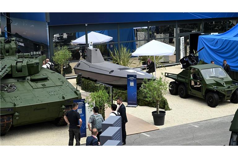 Blick auf den Rheinmetall-Messestand bei der Eurosatory - es waren nicht nur Panzer und andere Militärfahrzeuge zu sehen, sondern auch ein kleines Schiff, und zwar ein Drohnenboot.