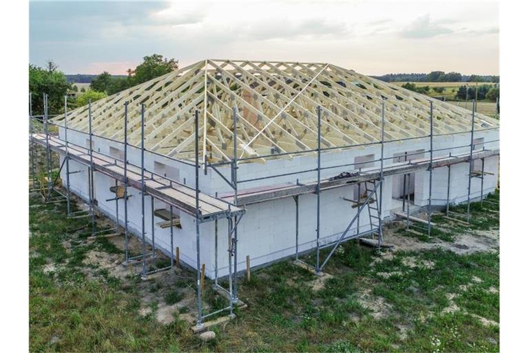 Blick auf den Rohbau eines Eigenheims. Foto: Patrick Pleul/dpa-Zentralbild/dpa/Symbolbild