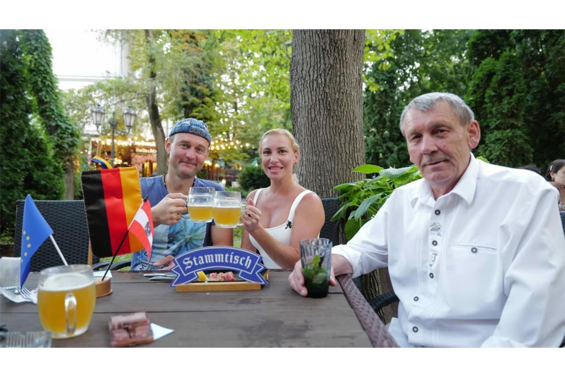 Blick auf den Stammtisch von Michael Löffler in Odessa: Manfred (re.), der Siebenbürger Sachse,  hat seine neue Heimat in Odessa gefunden. Das ukrainische Pärchen kommt, um Deutsch als Fremdsprache aufzufrischen.