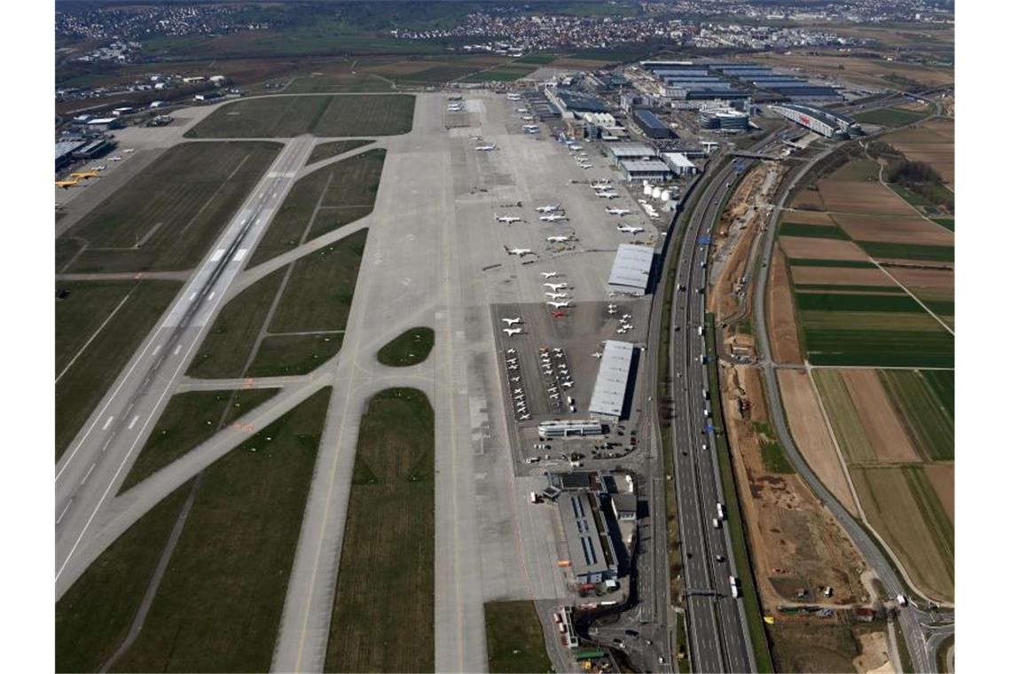 Corona-Krise führt zu starkem Rückgang der Fluggäste Blick auf den Stuttgarter Flughafen. Foto: Uli Deck/dpa/Archivbild
