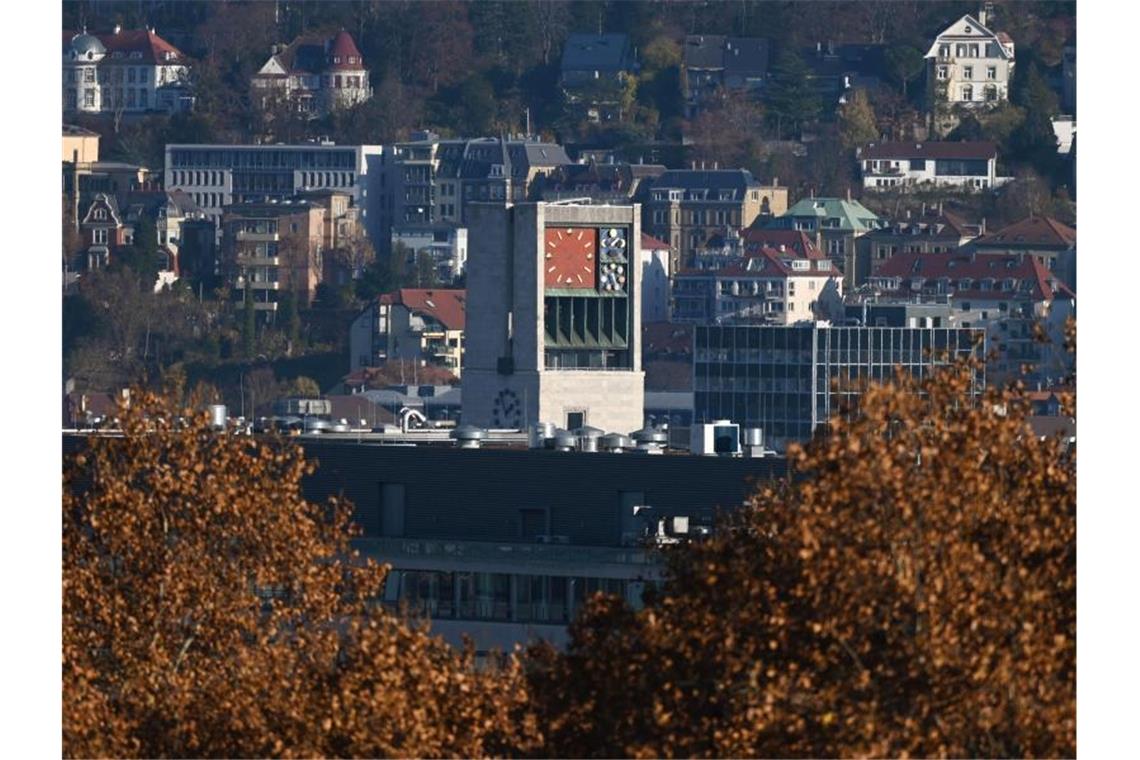 Blick auf den Stuttgarter Ratshausturm. Foto: Marijan Murat/dpa/Archivbild