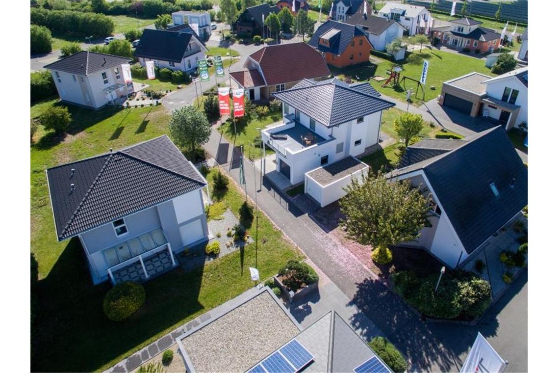 Volle Auftragsbücher für Fertighausbranche Blick auf den Unger Musterhauspark im Schkeuditzer Ortssteil Dölzig. Hier stehen unterschiedliche Fertigteilhäuser verschiedener Hersteller. Foto: Jan Woitas/dpa-Zentralbild/dpa/Archiv
