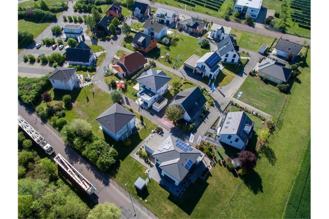 Blick auf den Unger Musterhauspark im Schkeuditzer Ortssteil Dölzig. Hier stehen unterschiedliche Fertigteilhäuser verschiedener Hersteller. Foto: Jan Woitas/dpa-Zentralbild/dpa