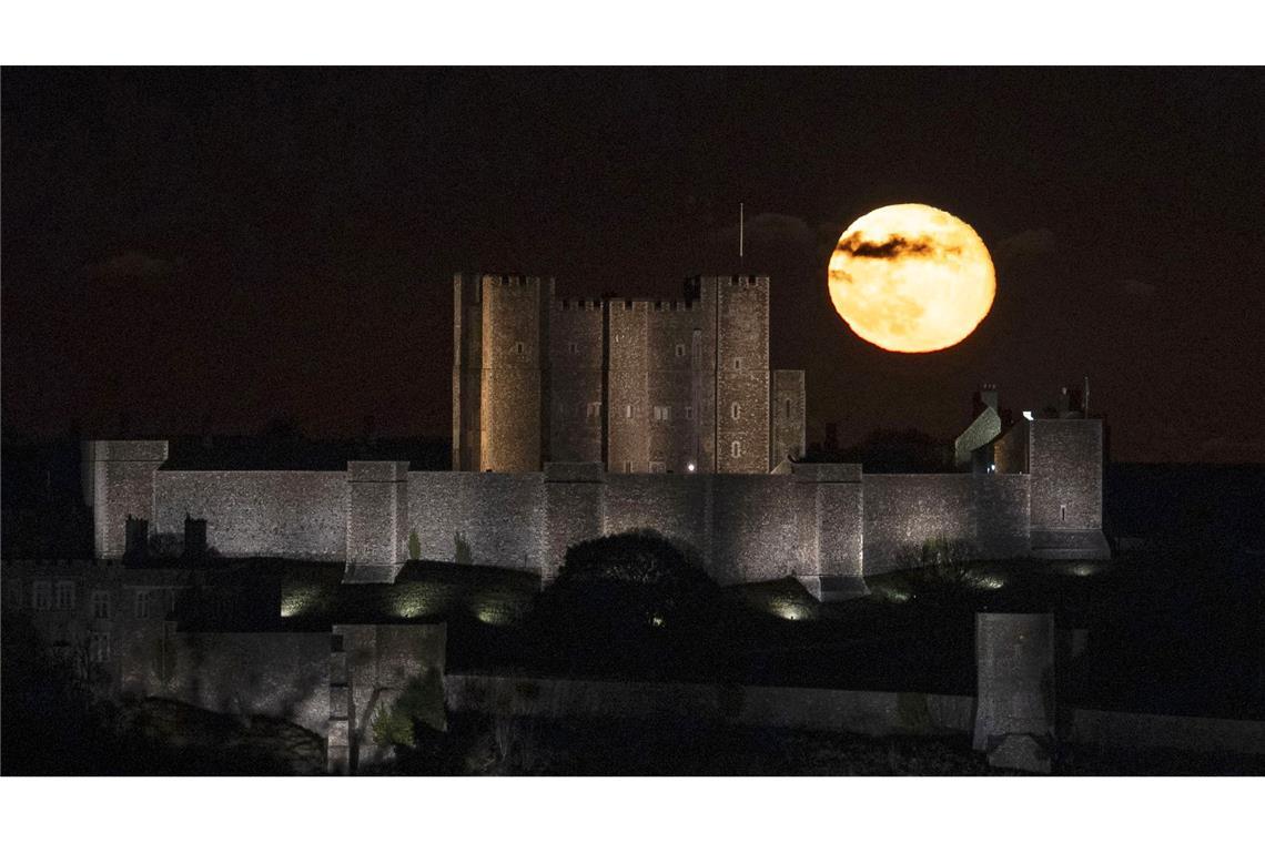 Blick auf den Vollmond, der über dem Dover Castle in Kent aufgeht.