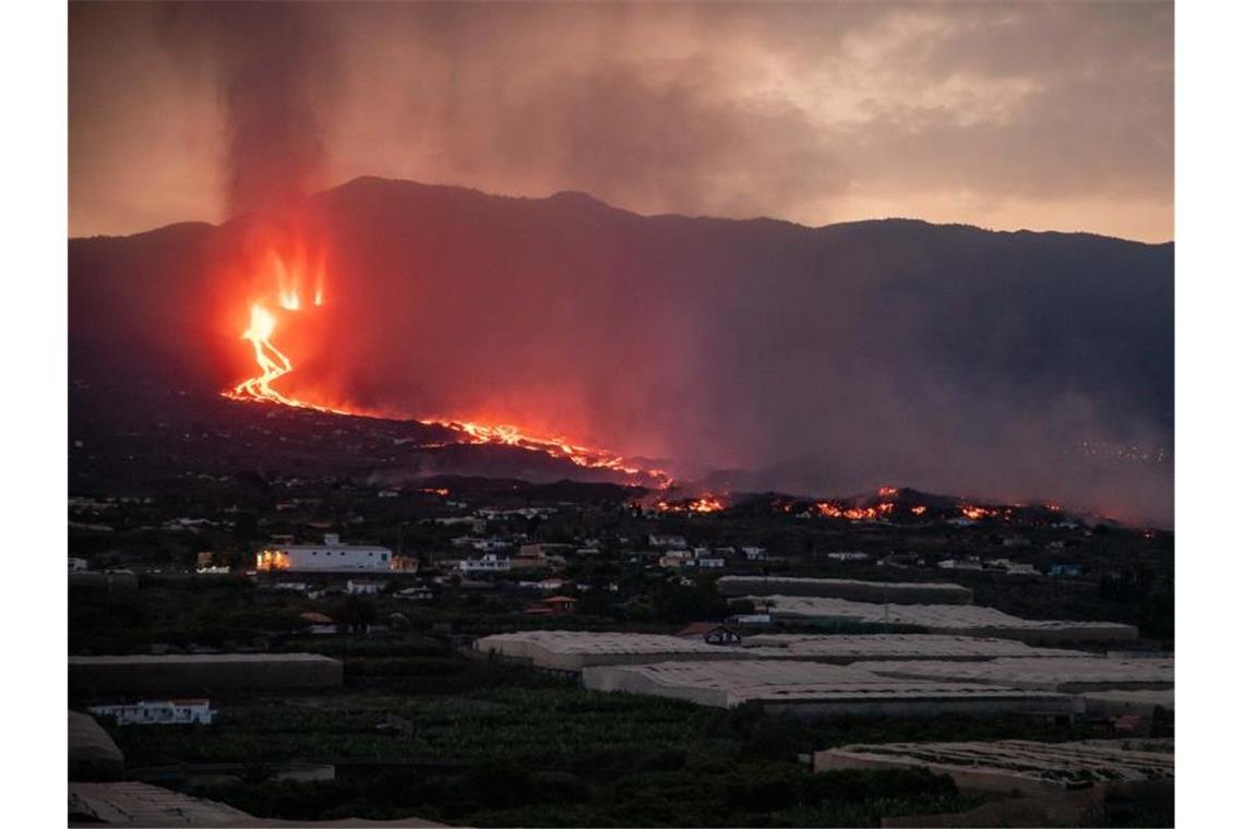 Blick auf den Vulkan in der Cumbre Vieja, der Lava und Pyroklastika ausstößt. Foto: Kike Rincón/EUROPA PRESS/dpa