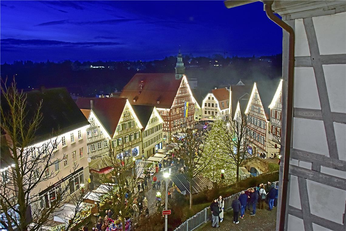 Blick auf den Weihnachtsmarkt in Backnang 2025. 42. Backnanger Weihnachtsmarkt. ...
