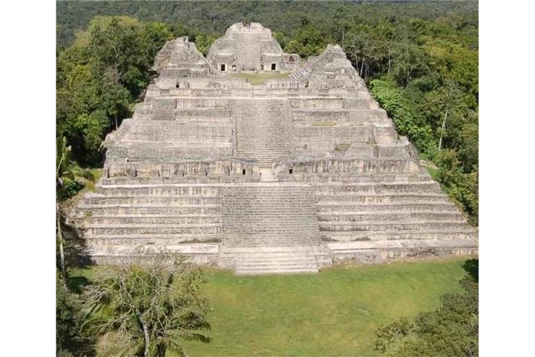 Blick auf den zentralen Tempelkomplex der Mayastadt Caracol in Belize. Im Nordosten der Stadt haben Archäologen jetzt das Grab des ersten Königs von Caracol entdeckt.