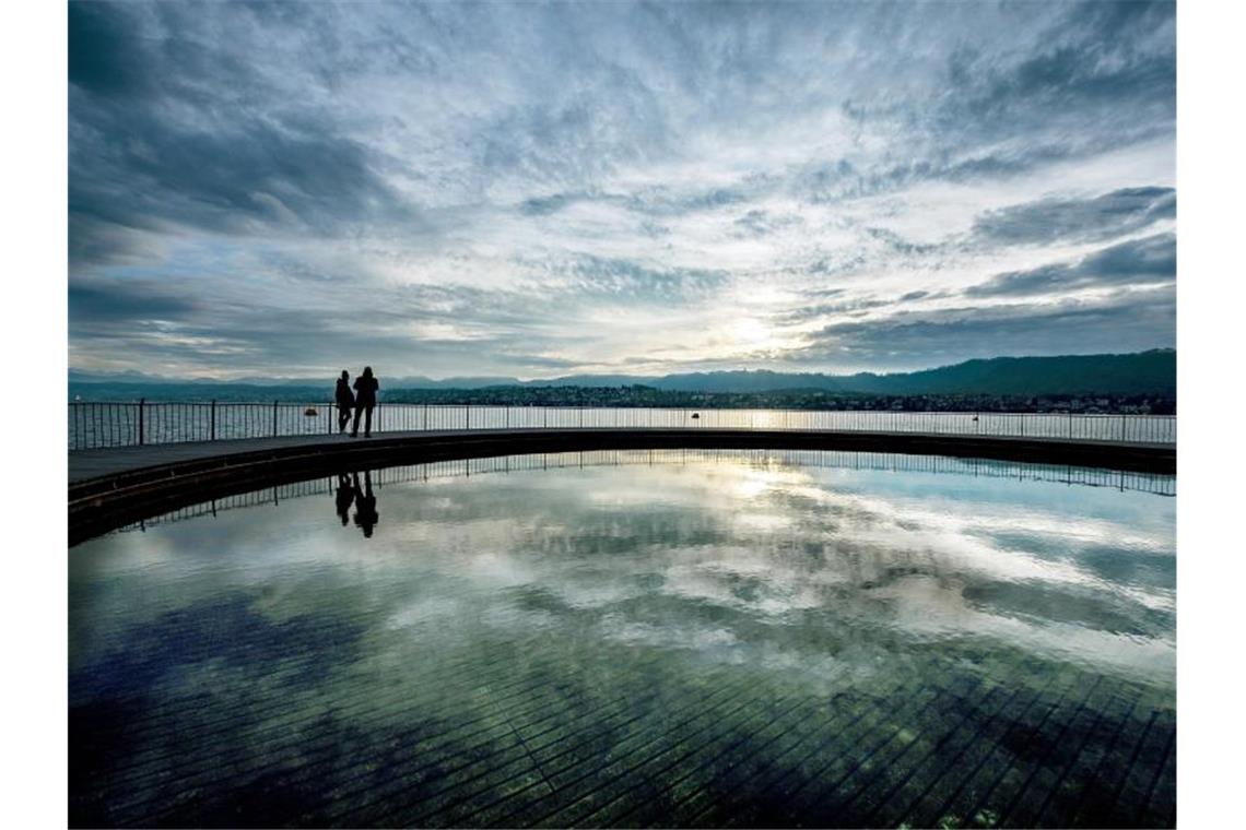 Blick auf den Zürichsee. In der Stadt steht ein deutscher Anwalt wegen des Vorwurfs der Wirtschaftsspionage im Zusammenhang mit der Aufdeckung von Cum-Ex-Geschäften vor Gericht. Foto: Walter Bieri/KEYSTONE/dpa